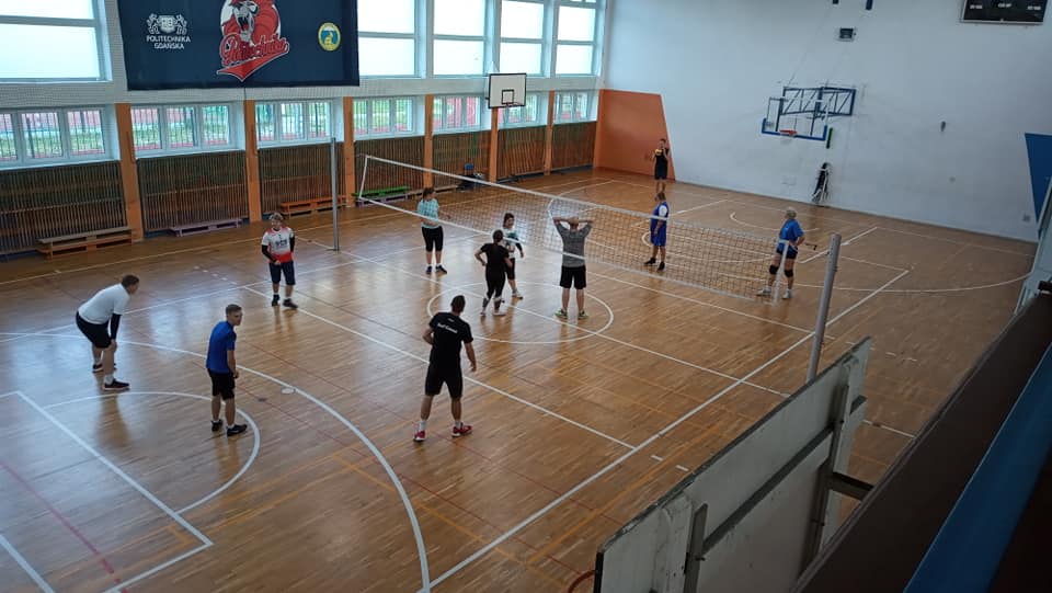 REKREACYJNA GRA W SIATKÓWKĘ